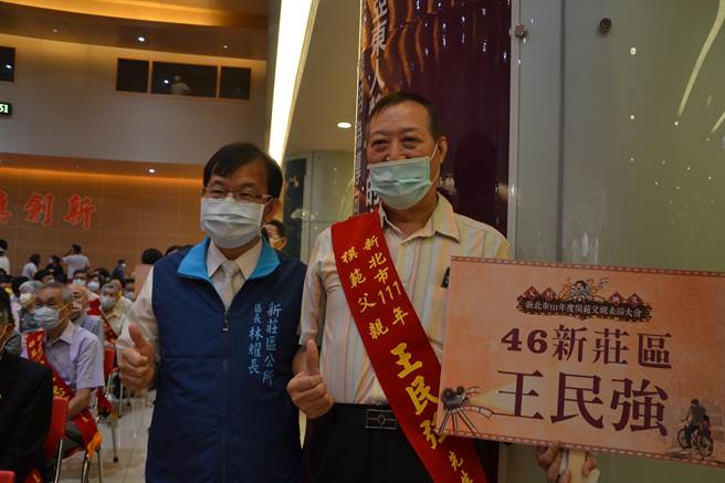 新庄区的模范父亲王民强虽因车祸行动不便，但仍拉拔3位子女长大，还坚持担任志工15年。（蔡雯如摄）