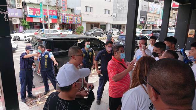 警方与斗殴的进香团体对峙。（程炳璋摄）