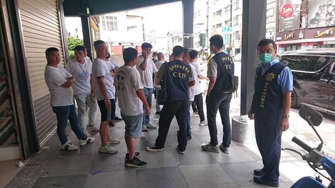 参与斗殴的进香团遭警围住后，向警方抱怨对方先动手。（程炳璋摄）