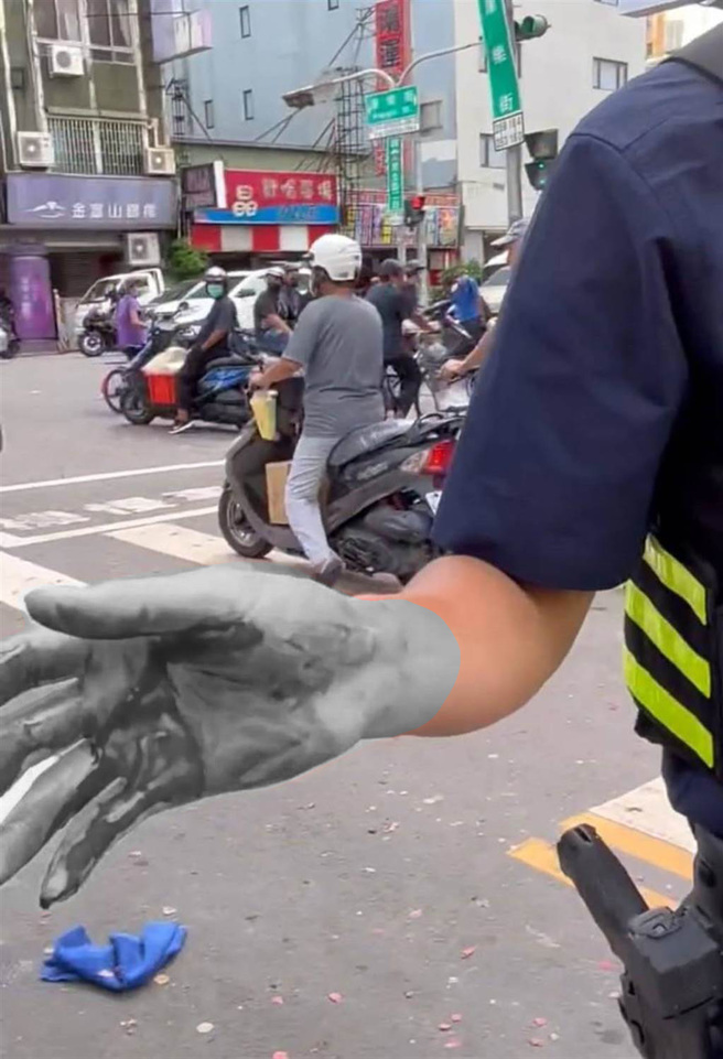 警员陈泓均劝架欲夺进香团员手上的开山刀，却遭刀刃画伤，被民眾拍下影片。（撷自吕绍齐脸书／程炳璋台南传真）