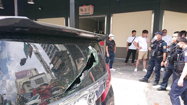 有车辆受车窗遭轿棍砸破。（程炳璋摄）