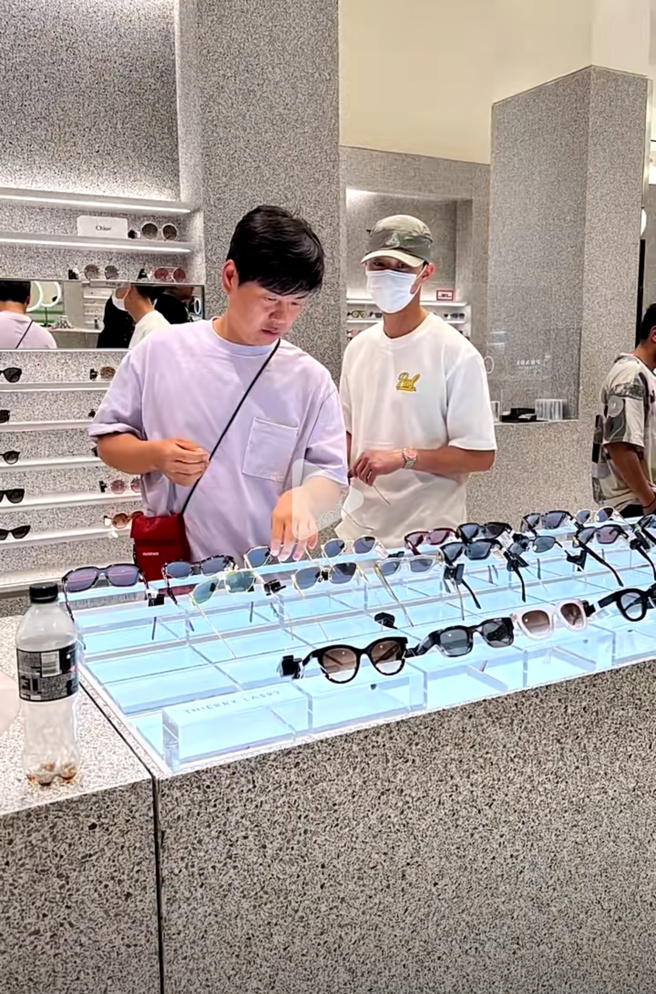 网友晒出野生朴叙俊现身英国。(图/小红书)