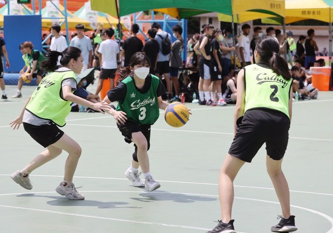 四分卫主唱阿山的女儿陈靖(中)低调出赛。(国泰金控提供)