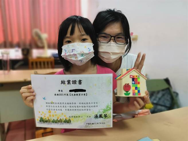 苗栗家扶中心安排弱势家庭幼儿学习理财，亲子展示存钱扑满成果。（苗栗家扶中心提供／谢明俊苗栗传真）