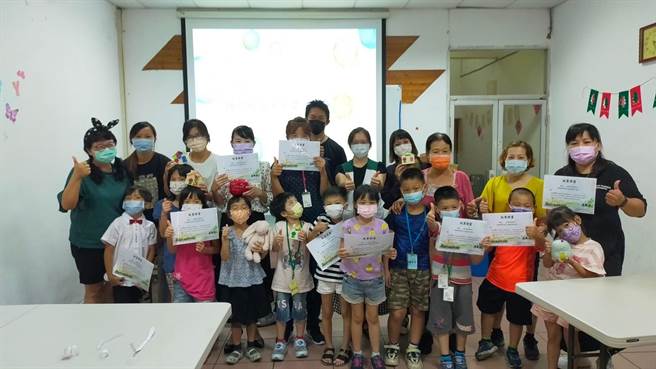 苗栗家扶中心安排弱势家庭幼儿学习理财课程，16日举行毕业典礼。（苗栗家扶中心提供／谢明俊苗栗传真）