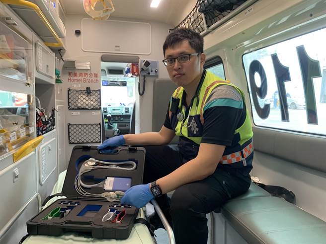 彰化县消防局第一大队和美分队高级救护技术员林麒宏，投入消防工作11年来，执救活31人，荣获内政部消防署与社团法人台湾急诊医学会办理10大杰出救护技术员。（彰化县消防局提供／吴敏菁彰化传真）