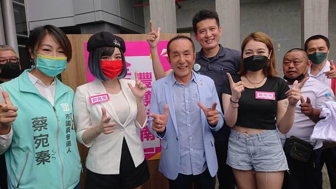 「虧雞福來爹」林義豐（藍西裝者）宣布無黨籍參選台南市長，網紅雪乳女神郭鬼鬼（白西裝者）盼他向年輕人承諾「說到做到」。（程炳璋攝）