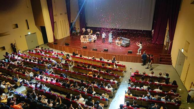 「虧雞福來爹」林義豐16日舉辦室內電音趴，宣布無黨籍參選台南市長，現場觀眾鼓掌。（程炳璋攝）