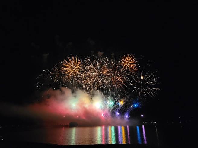 台东国际热气球嘉年华第3场光雕音乐会昨晚在池上乡大坡池举办。（台东县政府提供）