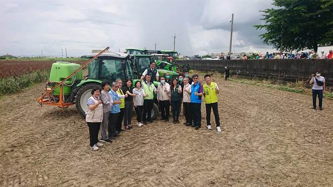 盐水区农会成立高粱机耕队，台南市长黄伟哲（右五）与农委会主委陈吉仲（左七）称讚有助于高粱採收速度。（程炳璋摄）