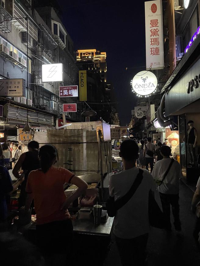 饶河夜市今晚突然大停电，不少游客只能摸黑吃饭逛街。(图／PTT)