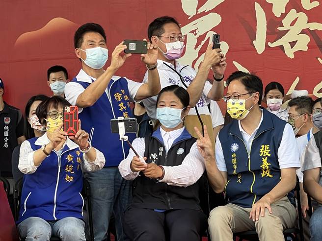 张善政和国民党议员互动热络，在台上玩自拍。(蔡依珍摄)