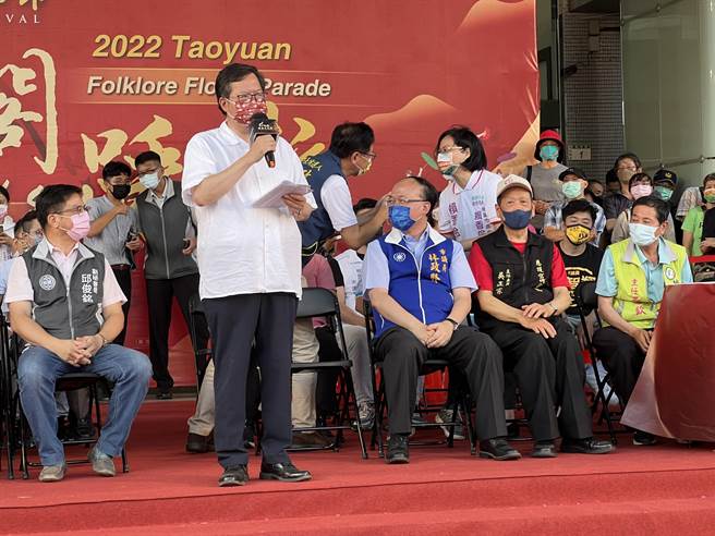 张善政看到赖香伶，特地起身前去握手致意。(蔡依珍摄)