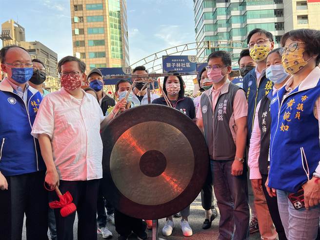 启动仪式张善政看和赖香伶正好都在副秘书长邱俊铭旁。(蔡依珍摄)