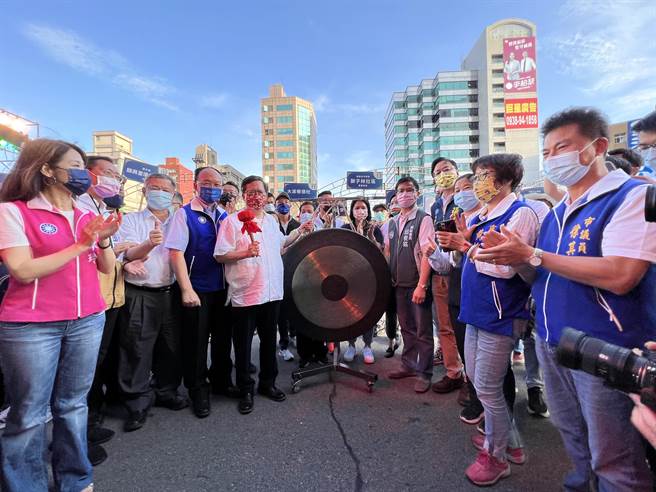 启动仪式张善政看和赖香伶正好都在副秘书长邱俊铭旁。(蔡依珍摄)