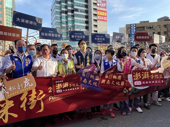 张善政有国民党议员帮忙「卡位」，可以站比较中间，赖香伶相距较远。(蔡依珍摄)