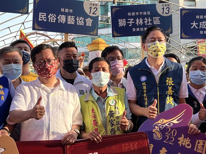 张善政有国民党议员帮忙「卡位」，可以站比较中间，赖香伶相距较远。(蔡依珍摄)