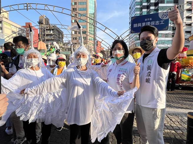 启动仪式后张善政和赖香伶都走入人群互动。(蔡依珍摄)