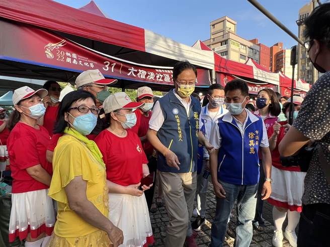 启动仪式后张善政和赖香伶都走入人群互动。(蔡依珍摄)