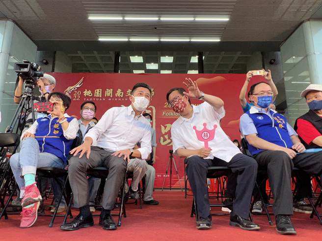 郑文灿仍不断向林智坚「咬耳朵」介绍活动。(蔡依珍摄)