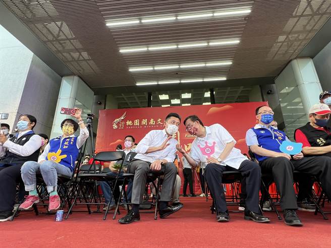 原坐在邱身旁的国民党议员黄婉如见身边换成林智坚，立刻换位不愿同坐。(蔡依珍摄)