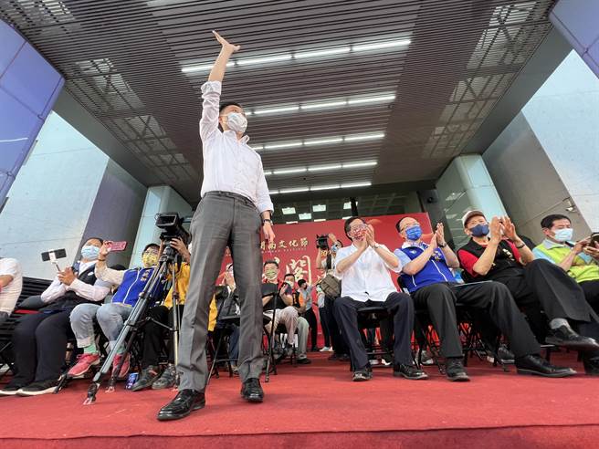 原本并未列在公开行程的林智坚，6点多抵达会场。(蔡依珍摄)