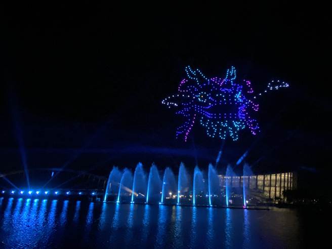 故宫南院无人机秀今晚展演「明永乐青花穿莲龙纹天球瓶」的「龙首」开场。（廖素慧摄）