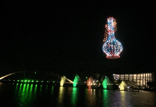 故宫南院无人机秀「掐丝珐琅番莲纹瓶」，惊艳全场。（廖素慧摄）