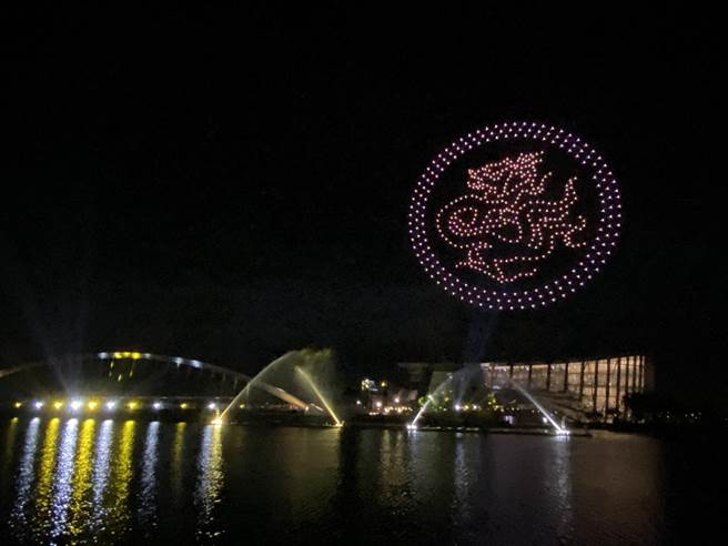 故宫南院无人机秀「玉龙纹盘」。（廖素慧摄）