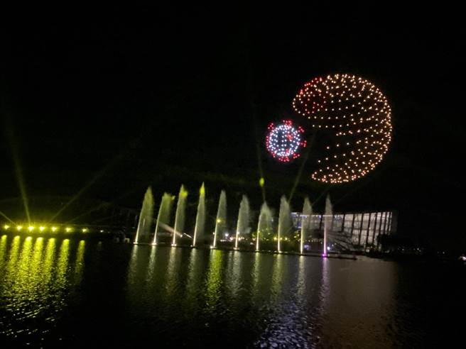 故宫南院无人机秀「小精灵吃病毒」。（廖素慧摄）