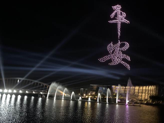 故宫南院无人机现场挥毫写王羲之的「平安」。（廖素慧摄）