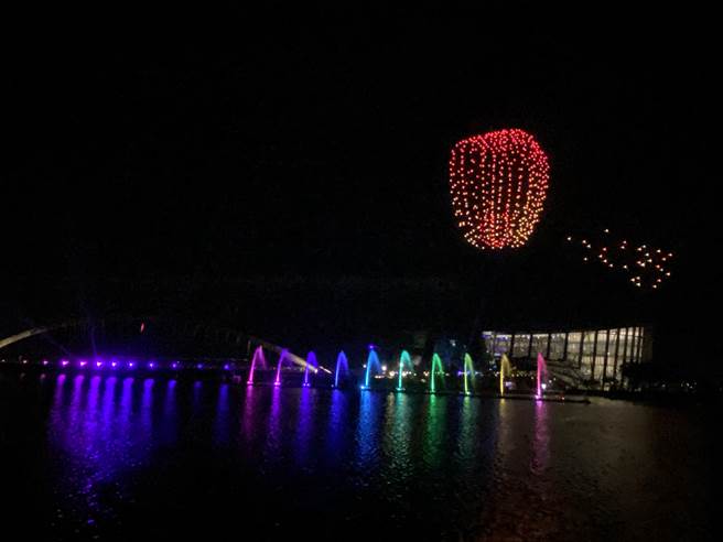 故宫南院无人机秀「天灯」。（廖素慧摄）