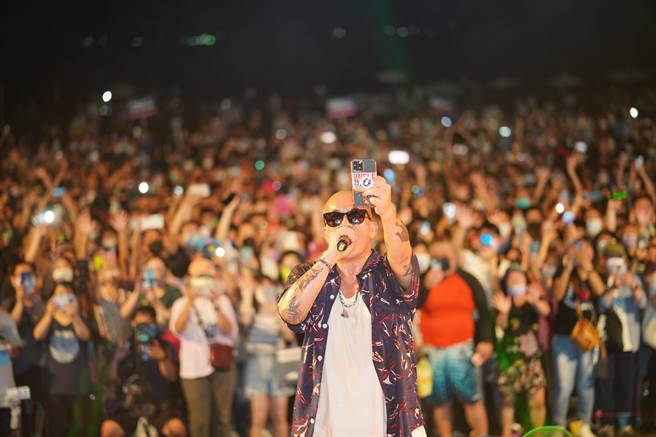 具俊晔在「高雄旗津啤酒嘉年华」演出，气氛嗨翻，开心跟粉丝玩自拍。（宽宽整合行销提供）