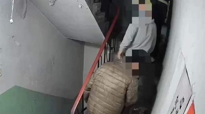 三名嫌犯准备上楼前往被害人住处。（警方提供）