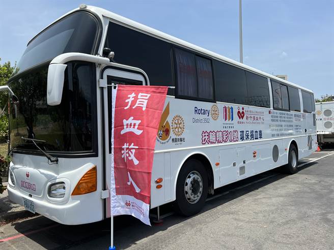 「飞跃一号捐血车」是全台第一台油电两用捐血车。(蔡依珍摄)