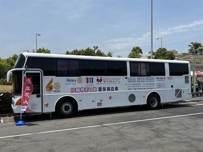 「飞跃一号捐血车」是全台第一台油电两用捐血车。(蔡依珍摄)