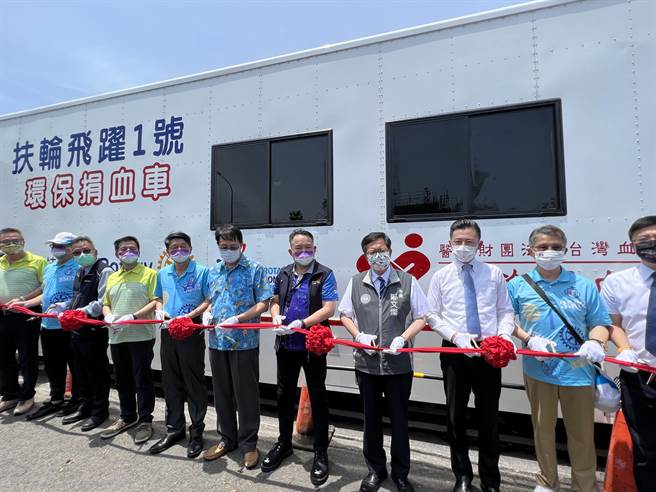 民进党桃园市长参选人林智坚16日和桃园市长郑文灿再度合体，为桃园百龄扶轮社捐血车及捐血亭启用剪彩。(蔡依珍摄)