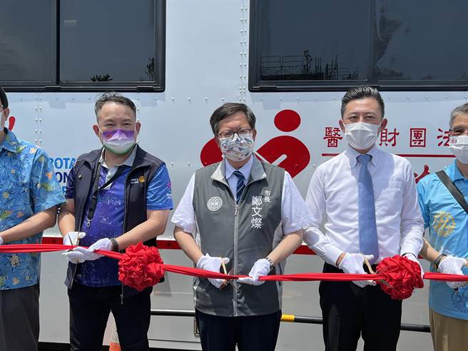民进党桃园市长参选人林智坚16日和桃园市长郑文灿再度合体，为桃园百龄扶轮社捐血车及捐血亭启用剪彩。(蔡依珍摄)