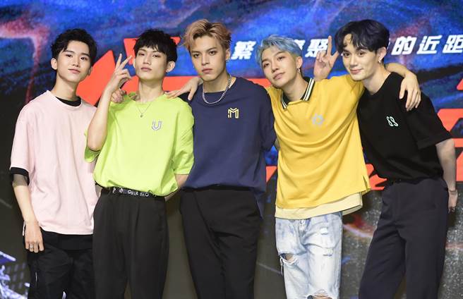 《原子少年》今舉辦加場售票演唱見面會，選手黃莑茗（左起）、唐立杰、李哲言、藍弟以及呂植宇開心受訪。（鄭宜熏攝）