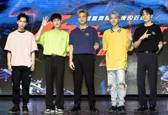 《原子少年》選手黃莑茗（左起）、唐立杰、李哲言、藍弟以及呂植宇開心受訪。（鄭宜熏攝）