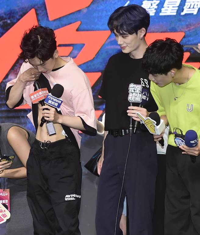 黃莑茗（左）被拱掀衣露腹肌。(鄭宜熏攝）