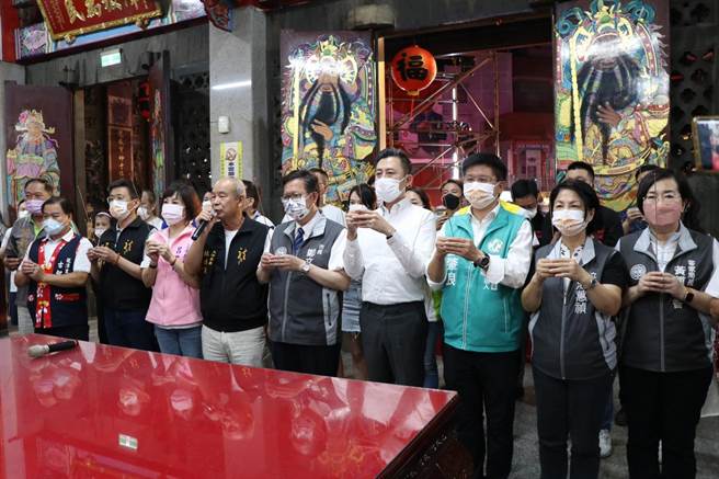桃园市长郑文灿（中）、民进党桃园市长参选人林智坚（右四）、立委吕玉玲（右七）、立委汤蕙祯（右二）等人赴龙元宫参拜。（蔡明亘摄）