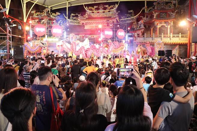 龙元宫外街道挤满民眾。（蔡明亘摄）