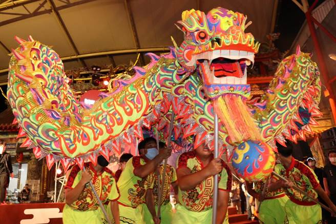「夜戏神龙」晚会中舞龙表演。（蔡明亘摄）
