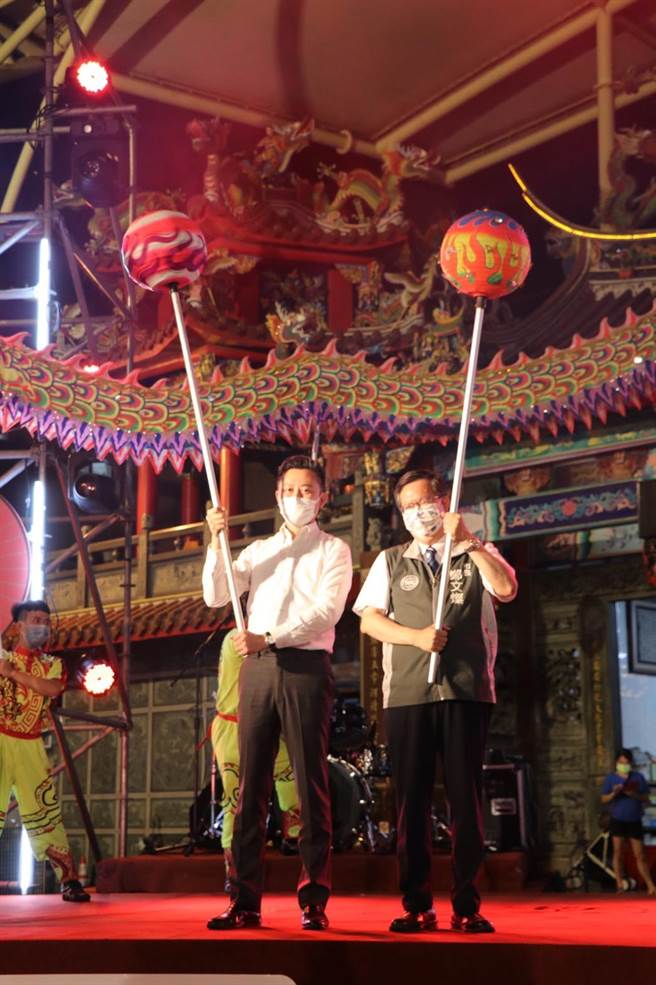 桃园市长郑文灿（右）偕民进党桃园市长参选人林智坚（左）上台舞龙珠。（蔡明亘摄）