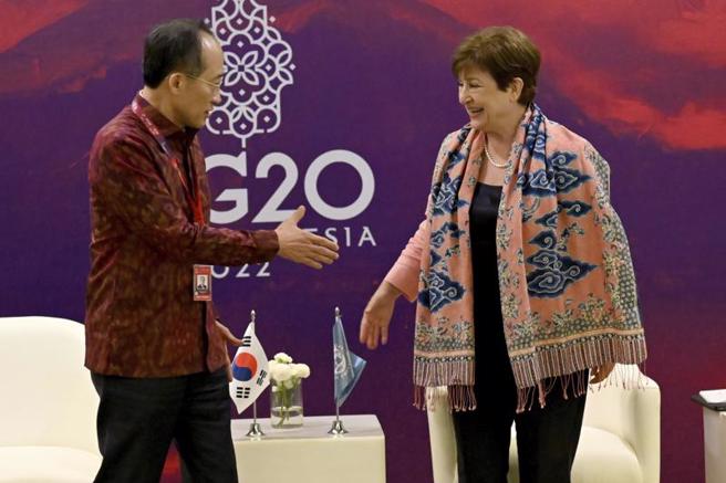 IMF总裁乔治艾娃（右）提醒G20各经济体的官员，须採取紧急行动对抗通膨。（图／美联社）