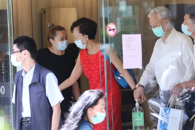 国民党荣誉主席连战(右二)日前康復出院，6月30日陪同夫人连方瑀女士(左三)到台北市东区髮廊，两人牵着手步出髮廊。(黄世麒摄)