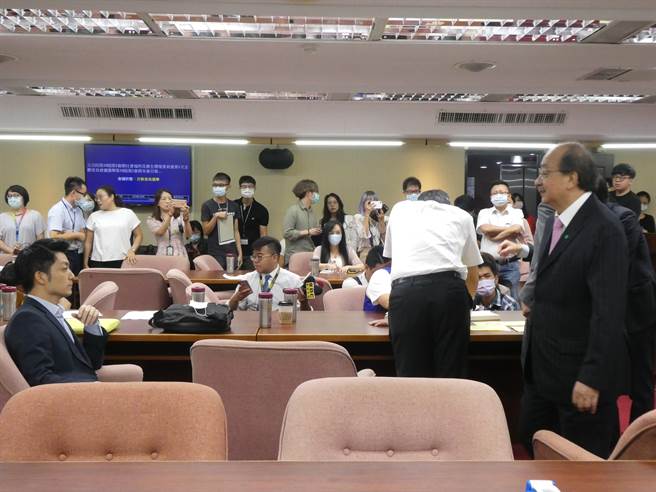 台北市長選戰開打，國民黨也全面啟動輔選台北市長參選人蔣萬安，除以總統大選規格成立上百個各行各業後援會相挺，12區後援會近日也將逐一成立，並規劃在疫情許可下，辦48場千人造勢、2場萬人造勢活動，全力挺蔣爭取勝選。（周志豪攝）