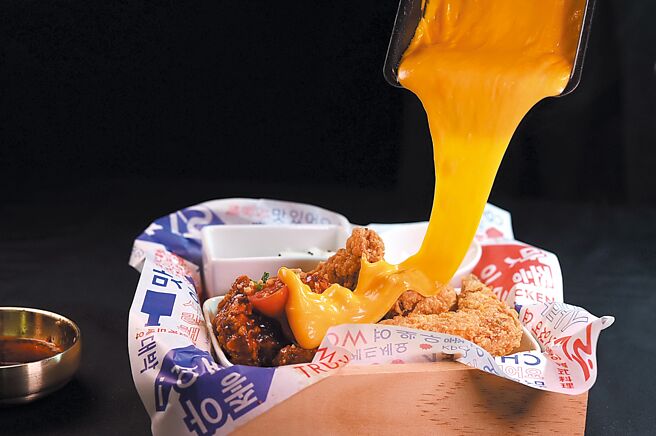 〈大发半半鸡〉有「原味」和「辣味」二种口味，桌边服务将「起司瀑布」从天而降，取用时会「牵丝」。图／姚舜