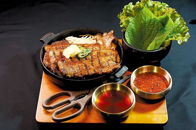 用平底铸铁锅盛装上菜的〈韩国人爱猪五花〉，是道地韩式烤肉。图／姚舜